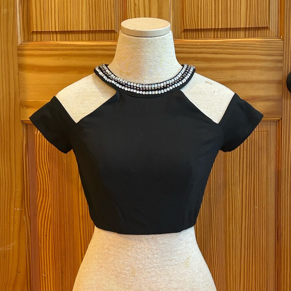 Black Bling Beaded Crop Top w/ Shoulder Cut Outs! 💎💎💎💎
